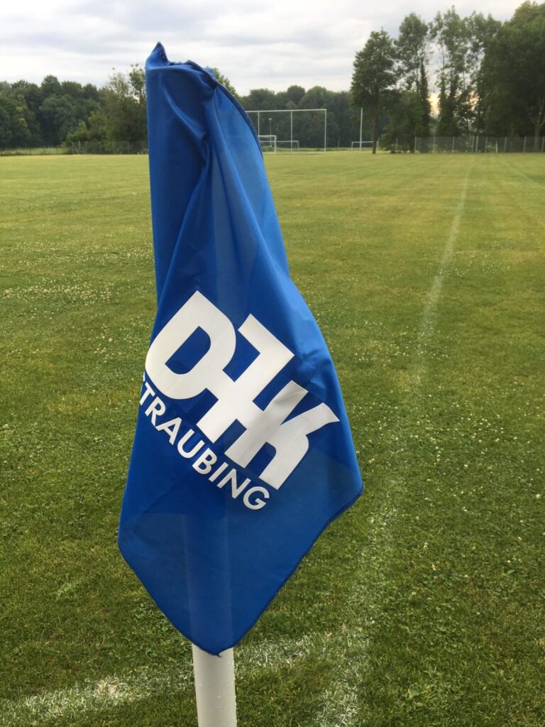DJK Flagge am Sportplatz