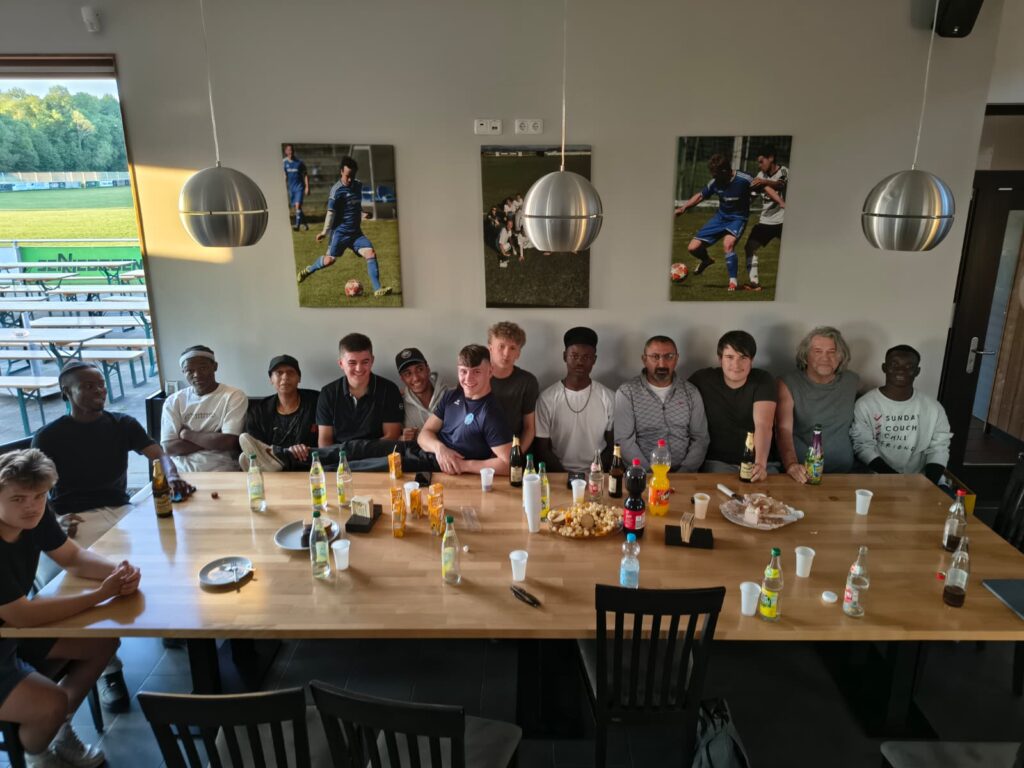 Gruppenfoto A-Jugend an Alies Geburtstagsparty.